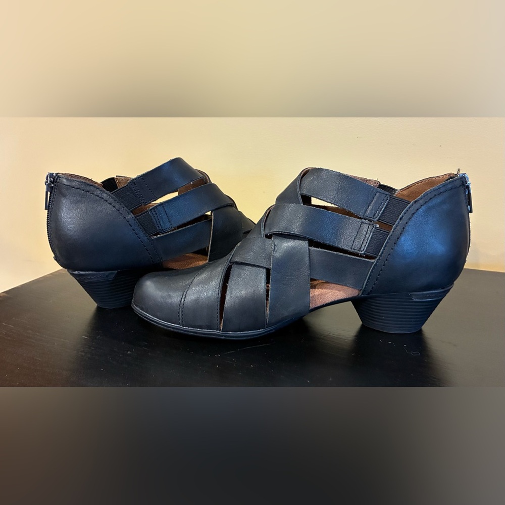 Cobb Hill Laurel Woven booties Zip Back Black SZ. 7.5 Beautiful